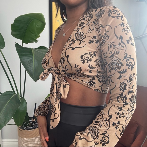 ❌SOLD❌ - 💫 Floral / Paisley Patterned Long Sleeve Crop Top 💫 - Picture 5 of 10